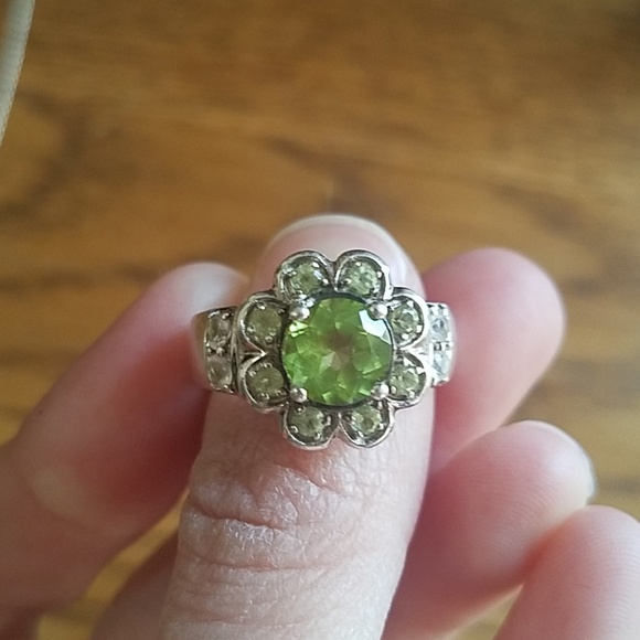 Gorgeous flower Necklace/Earrings/Ring set - Picture 2 of 4